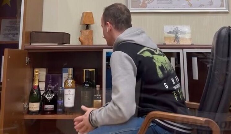 Міністр юстиції Малюська показав мінібар з елітним алкоголем у своєму кабінеті та анонсував тендер із закупівлі олії: "Дорого купувати не будемо". ВIДЕО