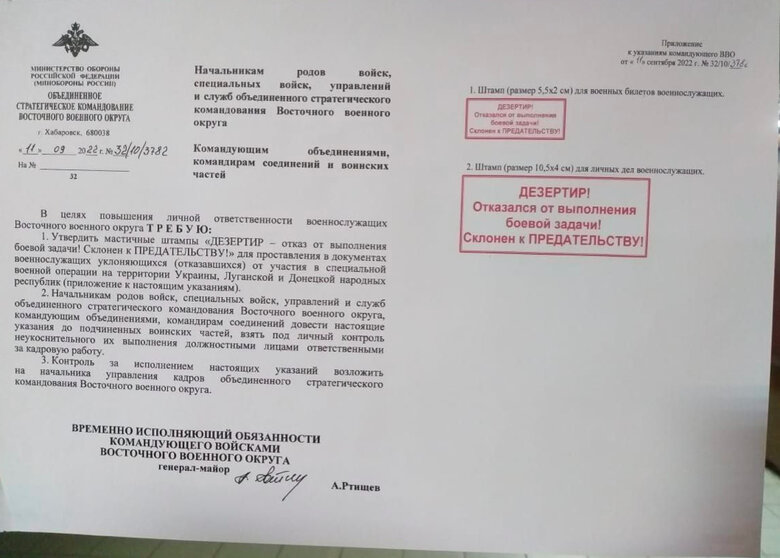 Россияне развесили над писсуарами фото отказавшихся воевать в Украине 01
