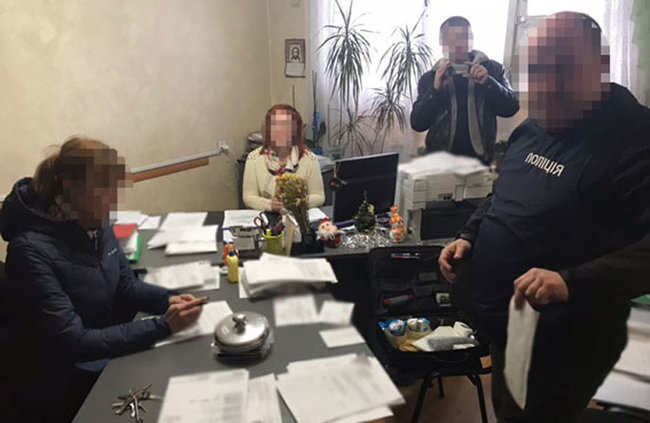 Чиновники Госмиграции, за взятки ускорявшие выдачу паспортов, задержаны в Днепре и Львове, - Нацполиция 01