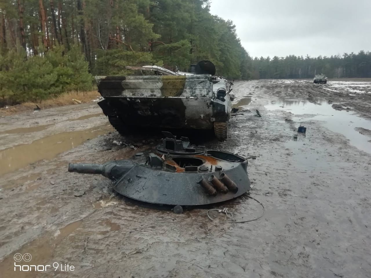 Разбитая российская техника в Украине: Защитники Украины вдребезги разбили  танковую колонну оккупантов в Сумской области, - 93-я ОМБр. ФОТОрепортаж |  Цензор.НЕТ