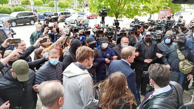 Медведчук прибув до Печерського райсуду Києва на розгляд клопотання про обрання йому запобіжного заходу 09