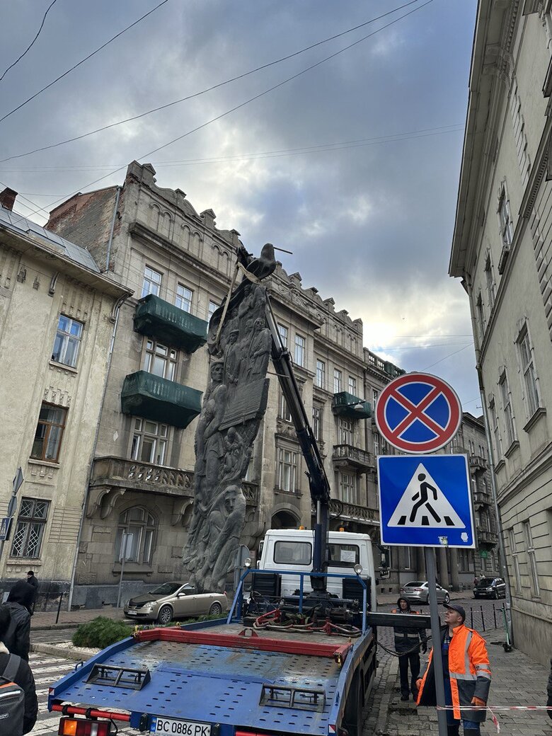 Во Львове демонтировали два барельефа советского периода 01