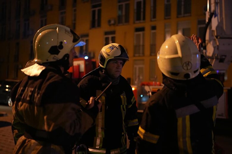 Ліквідація пожежі на даху столичної 9-поверхівки після падіння уламків ворожого дрона 05 Ліквідація пожежі на даху столичної 9-поверхівки після падіння уламків ворожого дрона 05