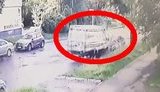 В Киеве нетрезвый водитель на автобусе столкнулся с такси, а потом протаранил два припаркованных автомобиля. ВИДЕО камер наблюдения