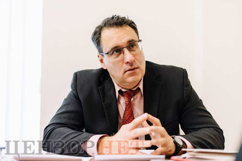 П’яна ДТП та цукерки Трухіна: що у Раді думають про черговий скандал? 01