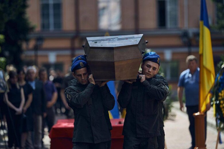 У Києві попрощалися з бійцем Нацгвардії Ігорем Воєводіним, він загинув у боях за Україну через місяць після весілля 06