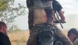 Оккупанты эвакуируют своего раненого военного, привязав скотчем к мотоциклу и водителю