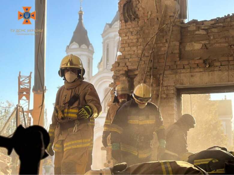 Rescue operation completed at site of missile attack on Zaporizhzhia 03