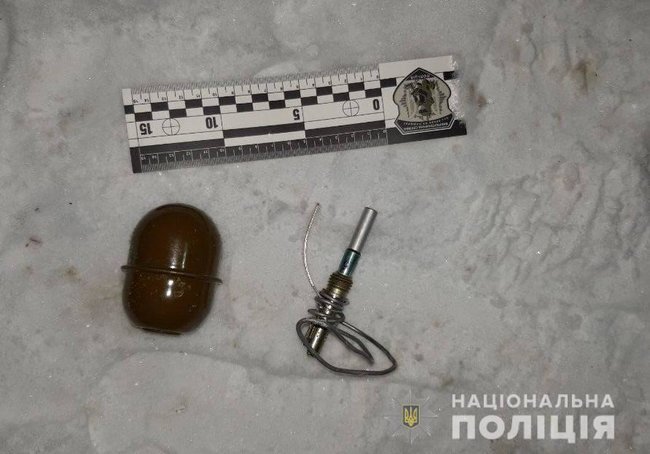 Неизвестные привязали гранату к двери автомобиля ривненского полицейского - открыто два уголовных производства 02