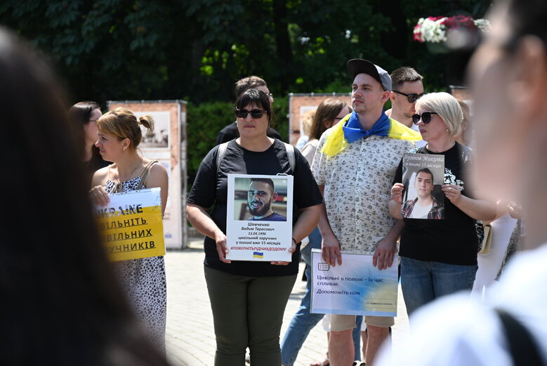 На акції в Києві вимагали визволити цивільних заручників Росії 07