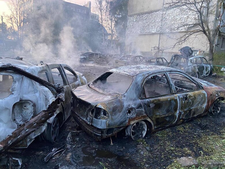 Знищені автомобілі у Чугуєві 19 липня