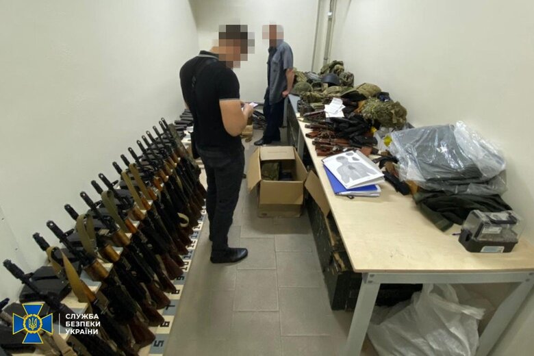 На незаконному зберіганні зброї та боєприпасів викрито один із добробатів Києва, - СБУ 04
