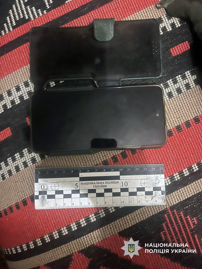 Поліція затримала двох зловмисників, які вдерлися до будинку ветерана ЗСУ та заволоділи його коштами