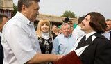 Янукович на Сорочинской ярмарке купил бочку, вышиванку и познакомился с Гоголем. ФОТОрепортаж.