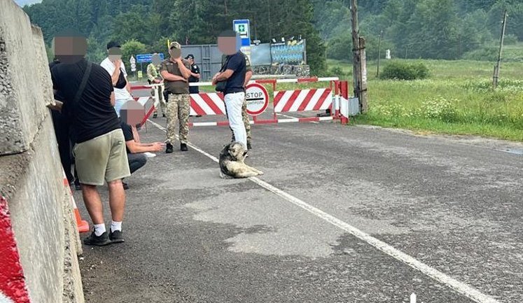 Віз трьох військовозобов’язаних до кордону зі Словаччиною: на Львівщині затримано майора Нацгвардії, - ДБР. ФОТО