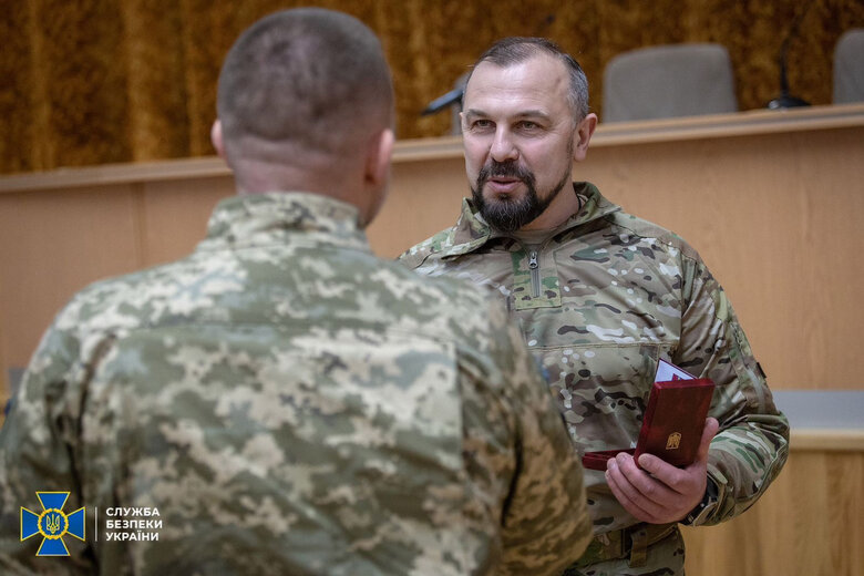 Співробітників СБУ нагородили за заслуги на фронті 04