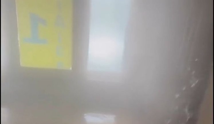 "Тепла немає, зате пішла вода": у київській багатоповерхівці через прорив труби затопило під’їзд. ВIДЕО