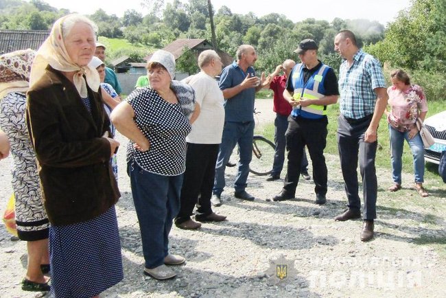 Жители села на Хмельнитчине хотели повалить вышку мобильной связи 02