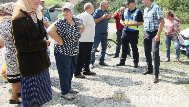 Жителі села на Хмельниччині хотіли повалити вишку мобільного зв'язку. ФОТОрепортаж