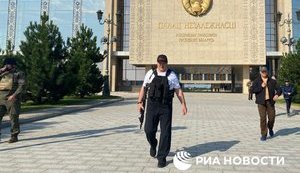 Лукашенко опять появился на публике с автоматом в руках. ФОТО