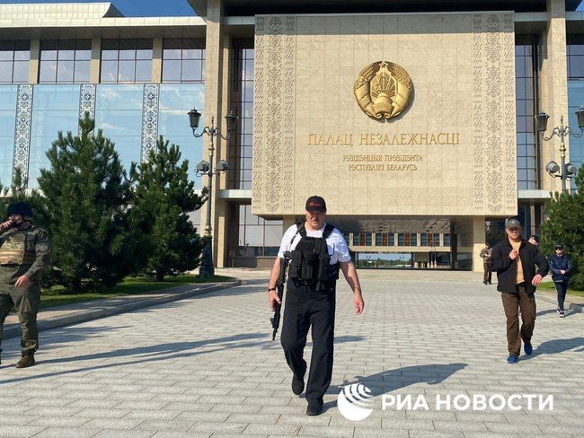 Лукашенко опять появился на публике с автоматом в руках 01