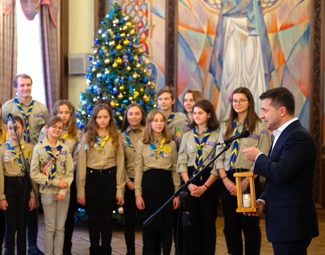 Пластуни передали Зеленському Вифлеємський вогонь 01