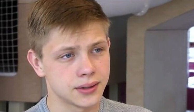18-річний В’ячеслав Ялов із Донеччини став опікуном для 4 братів і сестер: мама загинула на його очах внаслідок російського обстрілу. ВIДЕО