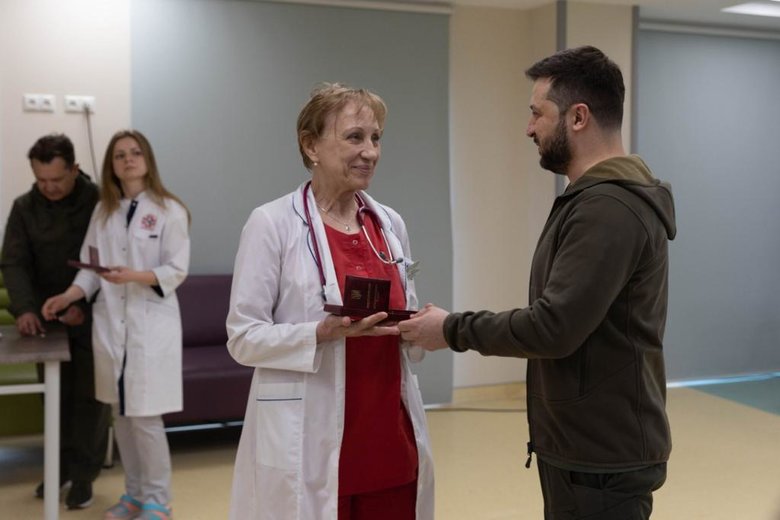 Zelensky talked to two orphans from Mariupol 08