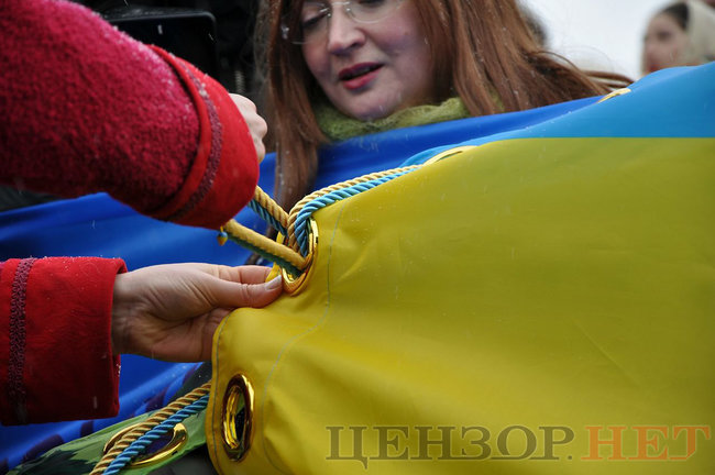 Українські казначеї розгорнули в центрі Києва найдовший прапор України 01