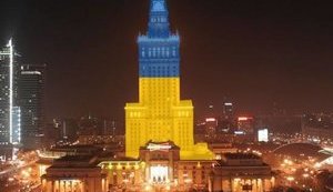 В знак солидарности с Евромайданом самое высокое здание Польши осветили цветами украинского флага. ФОТО