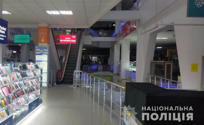 Бомбу в харьковском ТРЦ не нашли, - полиция 03