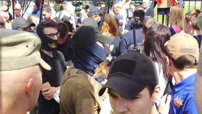 Шибениця, голова Леніна і бійки, - активісти пікетують КС з вимогою не скасовувати закон про люстрацію 25