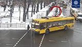 Троллейбус сбил женщину на пешеходном переходе в Киеве, - Патрульная полиция. ВИДЕО