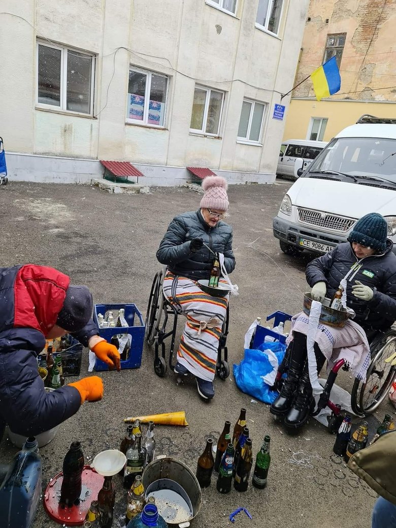 Инвалиды-колясочники готовят бандеровское смузи в Черновцах 01