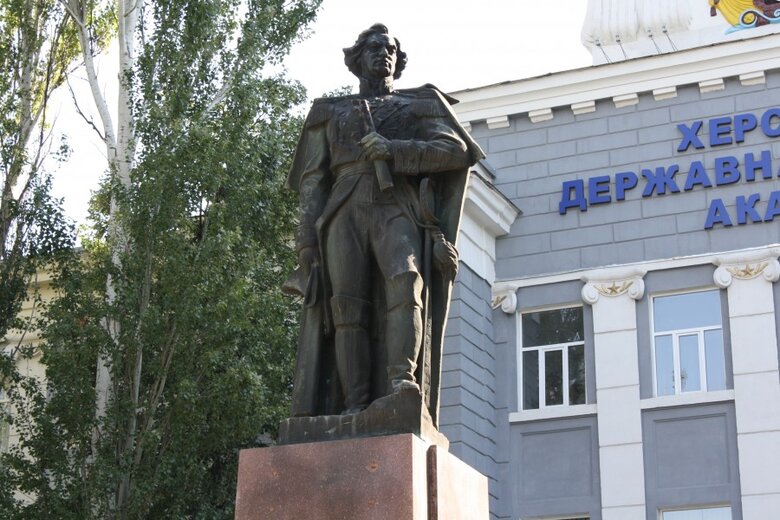 Окупанти, тікаючи з Херсона, вкрали пам’ятники Суворову та Ушакову 02
