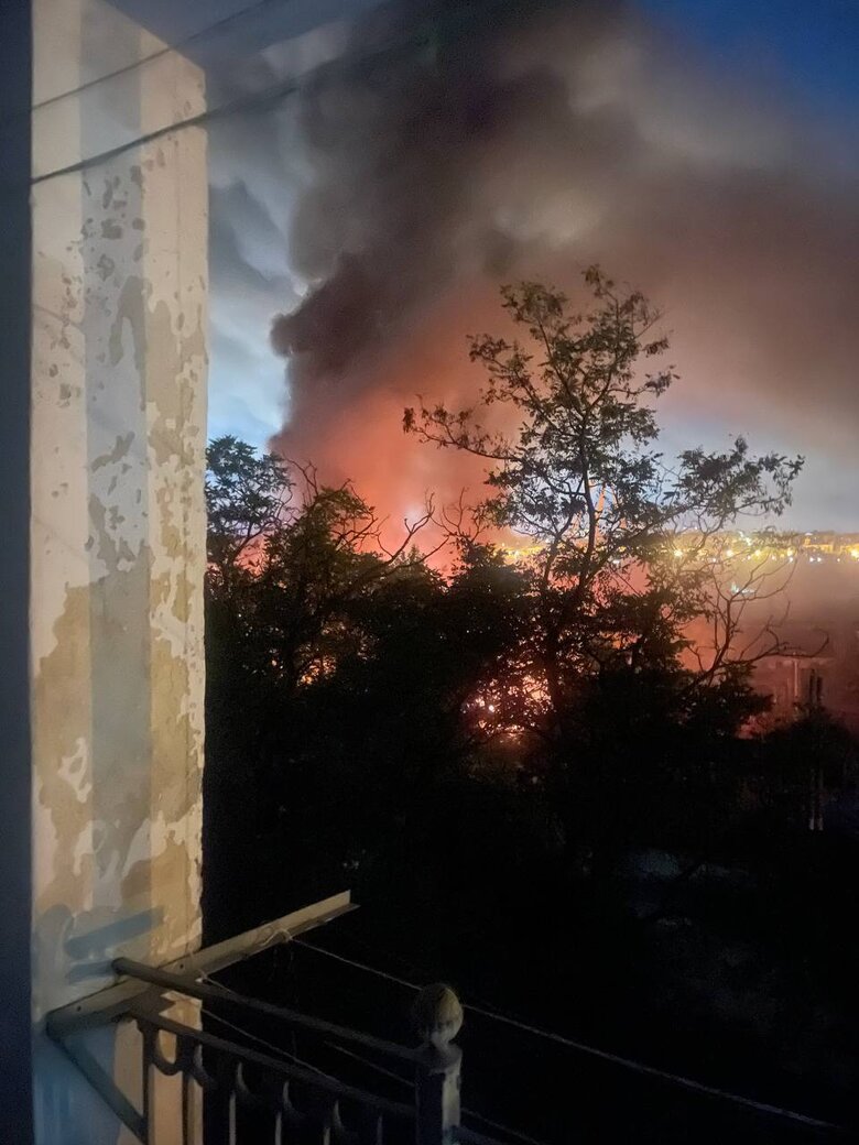 Суднобудівний завод Севастополя вночі атаковано ракетами та безпілотними катерами. Пошкоджено два кораблі 01