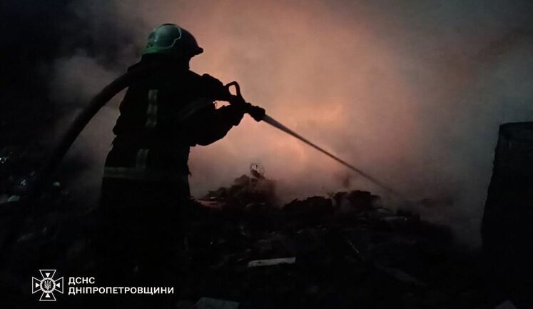 Чотири людини загинули, пошкоджена цивільна забудова, триває рятувальна операція, - Зеленський про наслідки удару РФ по Дніпровському району. ВIДЕО
