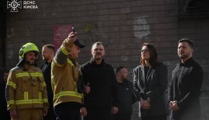Зеленський на місці будинку, зруйнованого внаслідок удару РФ по Києву, вшанував пам’ять загиблих. ФОТОрепортаж