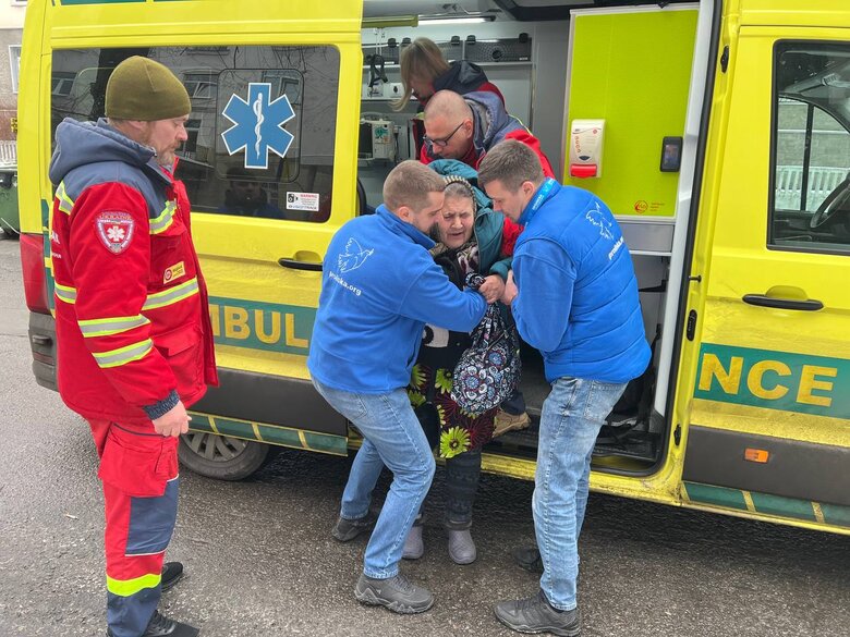 Гуманітарна місія "Проліска" допомогла виїхати з селища Новопавлівка