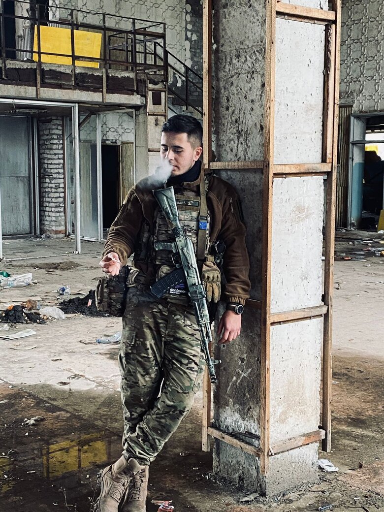 Нацгвардеец Иван Криворотько: Это был лес, но деревьев в нем не было. Были пеньки максимум в 1,5 метра, обрезанные артиллерией. И вдобавок к этому - очень много трупов, частей тел 03