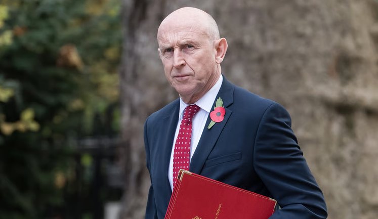 Трамп способен усадить Путина за стол переговоров, - министр обороны Великобритании Гилли