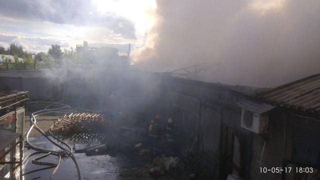 Спасатели ликвидировали пожар на Дарницком рынке в Киеве 03 Спасатели ликвидировали пожар на Дарницком рынке в Киеве 03