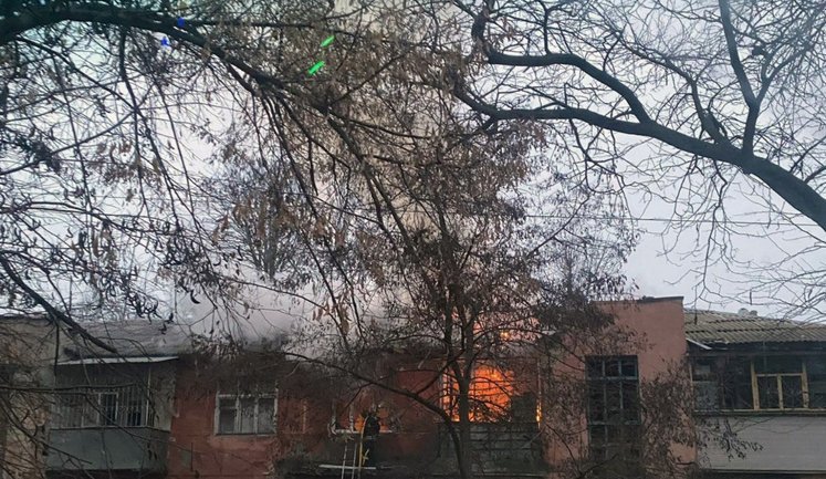 Окупанти били по Херсону та області: поранено чоловіка, пошкоджено будинки, авто та газопровід. ФОТОрепортаж