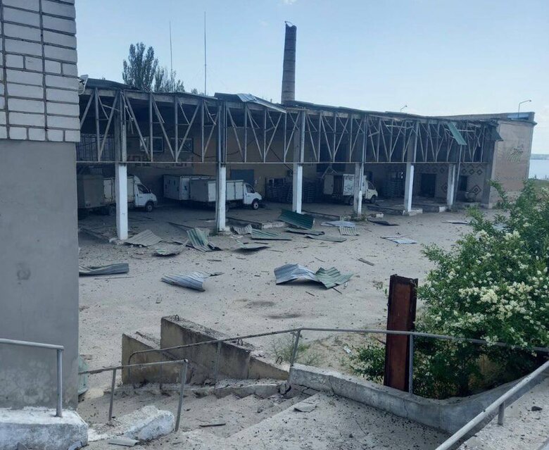 Рашисти били по Бериславу з авіації та мінометів, влучили у хлібозавод, поранено 3 особи, - ОВА 04