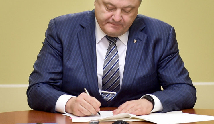 Порошенко подписал закон о потребительских кредитах (обновлено)