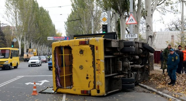 В окупованій Макіївці перекинувся автобус, є постраждалі 01
