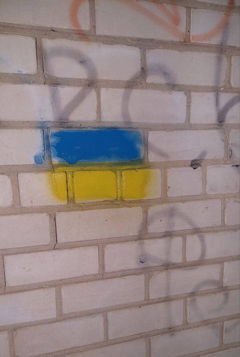 Партизани позначають стіни й паркани в окупованому Херсоні українськими символами 03