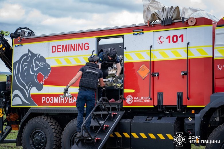 На Чернігівщині сапери знищили бойові частини ракет Х-101, що не вибухнули