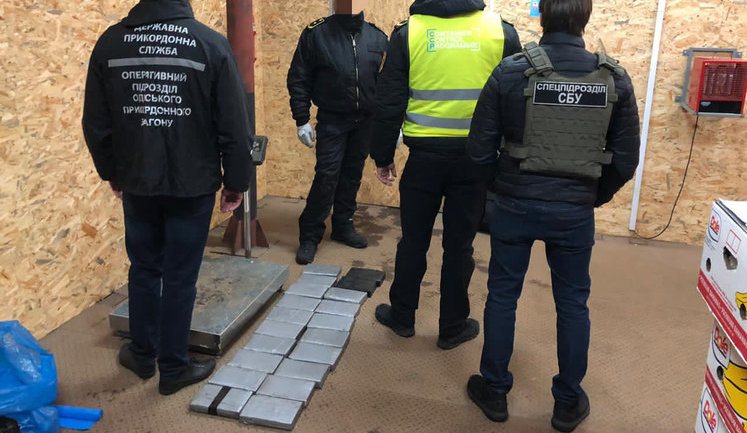 В порту "Южный" в контейнере с бананами нашли партию кокаина на $4 миллиона. ВИДЕО