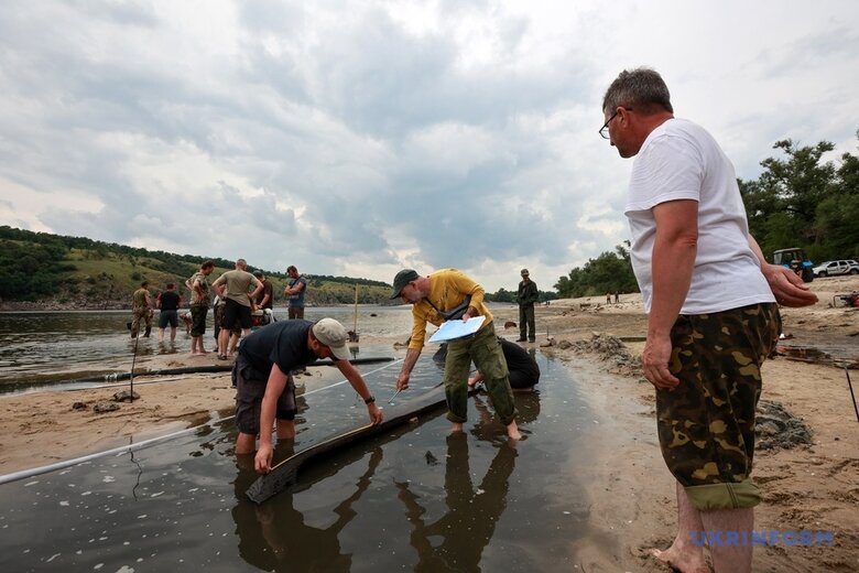 В обмелевшей зоне Днепра на Запорожье нашли лодку, которой около тысячи лет 12